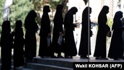 تصویر آرشیف: شماری از دختران دانش اموز 