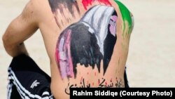 یکی از شعار های که رحیم صدیقی طرح کرده بود : مکاتب دختران راباز کنید