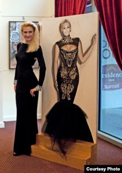 Оксана Танасів зі своєю картиною «Бейонсе»