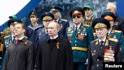 Сумні обличчя мілітаристського заходу. Путін та Медведєв в однакових плащах? Мосва. Парад. 9 травня 2022 року