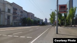 Донецька вулиця Артема. Травень 2022-го. Місто спорожніле, бої чути на околицях, чоловіки ховаються або примусово воюють