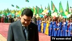 TПрезидент Гурбангулы Бердымухамедов на открытии новой школы в городе Дашогузе.