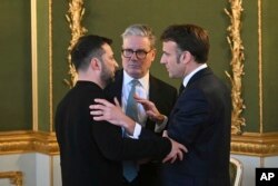 Премьер-министр Великобритании Кир Стармер (в центре), президент Украины Владимир Зеленский (слева) и президент Франции Эммануэль Макрон встречаются во время саммита европейских лидеров для обсуждения ситуации в Украине. Лондон, 2 марта 2025 года