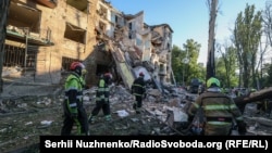 Рятувальники на місці російського удару в Києві, 23 червня 2025 року