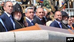 Հայաստանի եւ Լեռնային Ղարաբաղի նախագահները (կենտրոնում) Ստեփանակերտում զորահանդեսի ժամանակ: 9-ը մայիսի, 2012 թ.