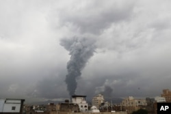 Дым над месцам атакі па Сане 24 жніўня 2025