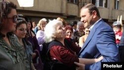 Действующий мэр Еревана Тарон Маркарян во время предвыборной кампании, Ереван, апрель 2013 г.