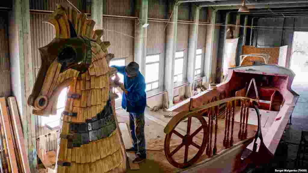 У Судаку будують галеру &laquo;Таврида&raquo;. Аналог давньогрецького судна конструюють у приватній майстерні. Судно планують спустити до кінця червня