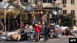 У Запоріжжі, зокрема, під обстріл потрапили житлові будинки. За останніми даними обласної влади, постраждали 28 людей, одна людина загинула