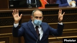 Премьер-министр Никол Пашинян во время правительственного часа в парламенте, 16 сентября 2020 г.  
