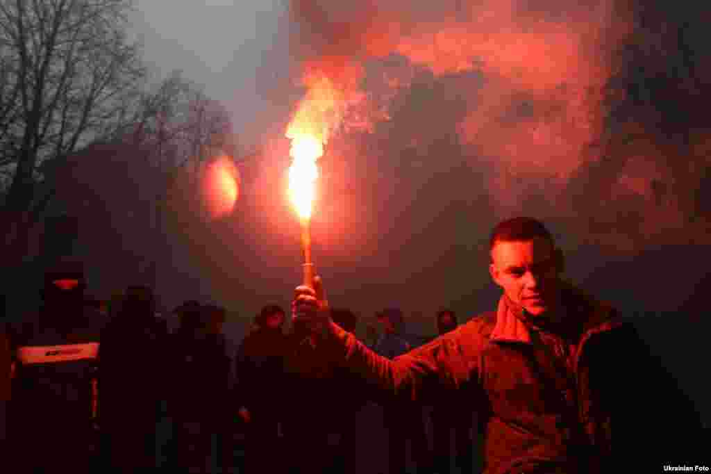 У Києві &laquo;Азов&raquo; провів марш на підтримку затириманого голови громадської організації &laquo;Цивільний корпус &laquo;Азов &ndash; Крим&raquo;, кримчанина Станіслава Краснова. Київ, 1 березня 2016 року БІЛЬШЕ ПРО ЦЕ