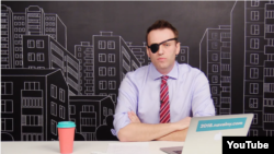 З такою пов’язкою Навальний виходив в ефір свого Youtube-каналу до виїзду на лікування