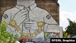 Роскомнадзор в наручниках с погонами, архивное фото