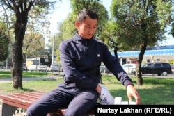 Ергали Ермек, бывший узник «лагеря политического перевоспитания» в Синьцзяне, показывает выписанные ему медицинские препараты. Алматы, 21 сентября 2019 года.