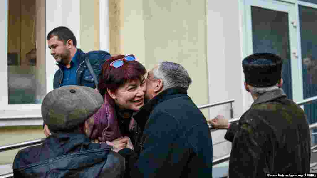 Aliye Degermenci aqayı Bekir ev apsine avuştırılğanını ögrengen soñ Kiyev rayon mahkemesiniñ binası ögünde