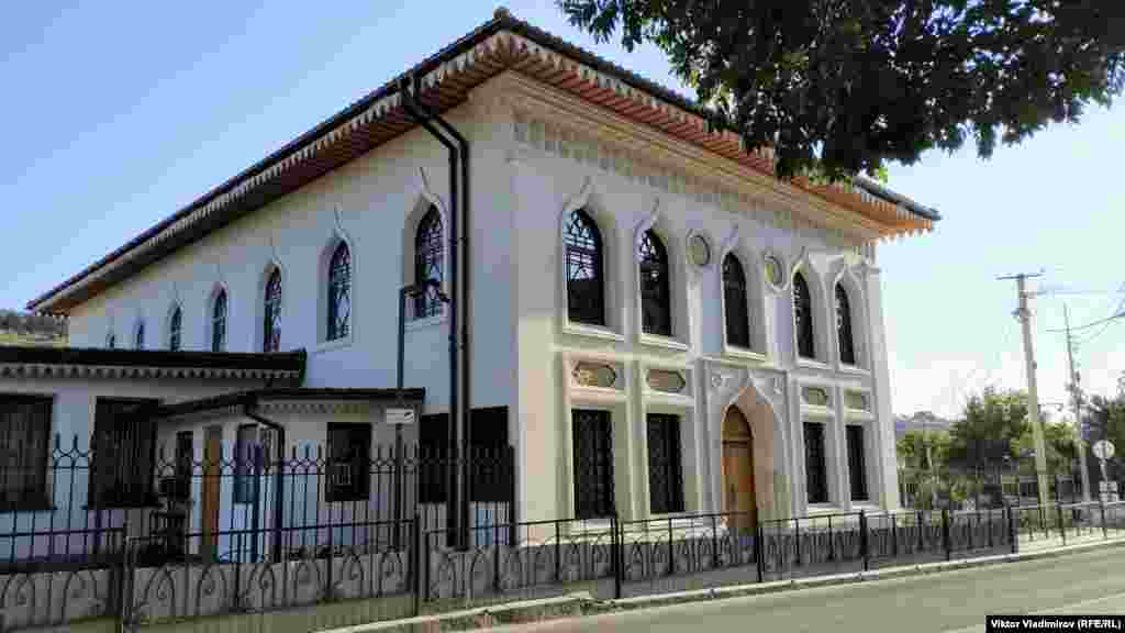 Її остаточно добудували хани Менглі II і Селямет II у період між 1737 і 1743 роками