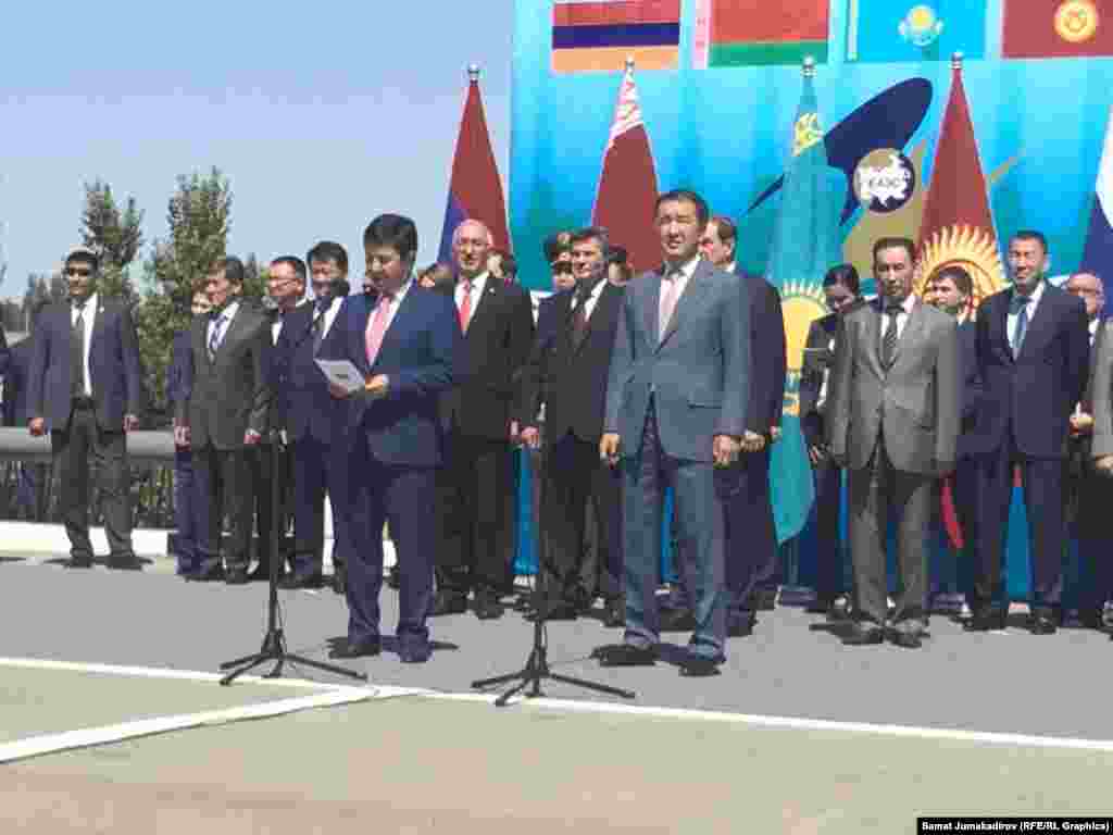 Чек араны ачуу салтанатына кыргыз премьер-министри Темир Сариев жана казак өкмөт башчысынын биринчи орун басары Бакытжан Сагинтаев, ал эми телекөпүрө аркылуу Чолпон-Ата шаарынан эки президент Алмазбек Атамбаев менен Нурсултан Назарбаев катышты.&nbsp;