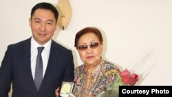 Сыйлыкты Самара Токтакуновага министр Азамат Жаманкулов тапшырды.