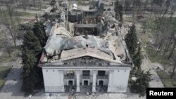 16 березня російські загарбники скинули бомбу на будівлю Драматичного театру Маріуполя на Донеччині, де від обстрілу ховалися сотні жителів міста