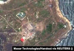 Ukrainanyň Gara Deňizdäki Ýylan Adasynda weýran edilen binalary we harby serişdeleri görse bolýar. 12-nji maý, 2022 ý.