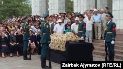 Абройлуу окумуштуу менен коштошуу зыйнаты Опера жана балет театрынын имаратында өттү. 