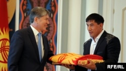 Президент Атамбаев Данияр Көбөновго Кыргызстандын туусун тапшырууда. Бишкек, 16-июль, 2012.