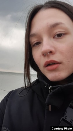 Ірина зробила це селфі в день виїзду з рідного міста. Позаду Азовське море