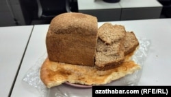 Illýustrasiýa suraty. Saparmyrat Türkmenbaşy etrabynyň häkimlik binasynyň öňünde 6-njy maýda geçirilen protest çäresine ýygnanan her bir adama 10 sany buhanka çöregi paýlanyp berildi.