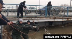 Спасатели чистят от мусора речку Саздинка, которая вышла из берегов.