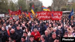 Armenia - Opposition supporters rally in Yerevan's Liberty Square, April 5, 2022.