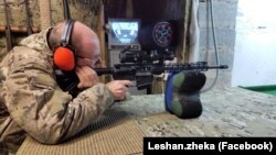 Український журналіст, кримчанин Євген Лешан на військових навчаннях, січень 2021 року