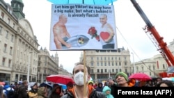 Перадвыбарчая агітацыя ў Вугоршчыне, на плякаце - Уладзімір Пуцін і прэм'ер Вугоршчыны, Віктар Орбан