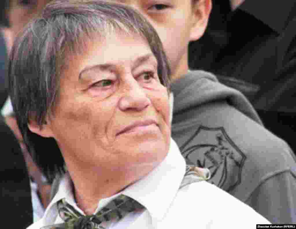 Казакстандын Караганды облусунун Долинка жергесинде саясий куугунтук жана сүргүн курмандыктарынын музейинин ачылыш аземине келген коноктордун бири. 