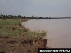 Jeýhun derýa her ýylda joşup, öz kenaryny opuryp, ýerli ýaşaýjylara mydama zyýan ýetirýär.