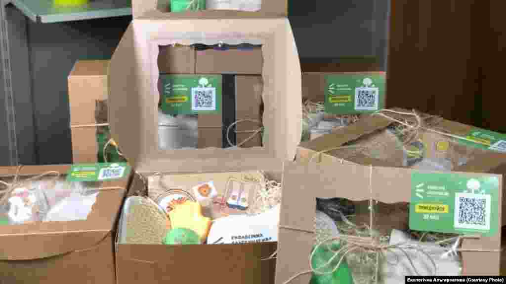 Де? Фейсбук. Що роздають? Безплатні набори з екотоварами. Від кого? &laquo;Екологічна альтернатива&raquo;. Деталі: Щоб отримати набір, потенційний виборець мав підписатися на сторінку партії, залишити спеціальний хештег, тегнути друга, поділитись дописом. У складі набору були, зокрема, екоторба, екопакети, екомило.