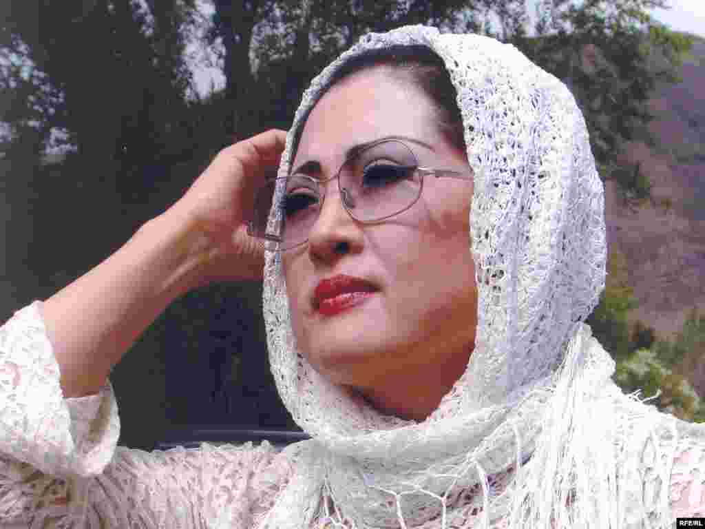 Макпал Жунусова на съемках клипа "Завещание Оспан батыра". 2008 год.  - Макпал Жунусова на съемках клипа "Завещание Оспан батыра". 2008 год. 