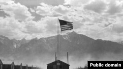 Один из лагерей для интернированных японцев (1942 год)