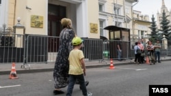 Տաջիկստանի քաղաքացիները Մոսկվայում՝ դեսպանատան մոտ, հուլիս, 202թ․