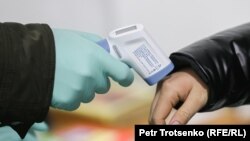 Для того, щоб сформувався колективний імунітет, при якому все населення захищене від легкої передачі хвороби, рівень вакцинації має сягати 70 чи навіть 80%