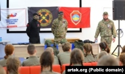 Участники полномасштабного вторжения России в Украину выступают перед воспитанниками детского центра «Артек», весна 2024 года