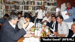 Нишасти Кумитаи ислоҳоти демократии Қонуни интихоботи президентии Тоҷикистон. Акс аз бойгонӣ.