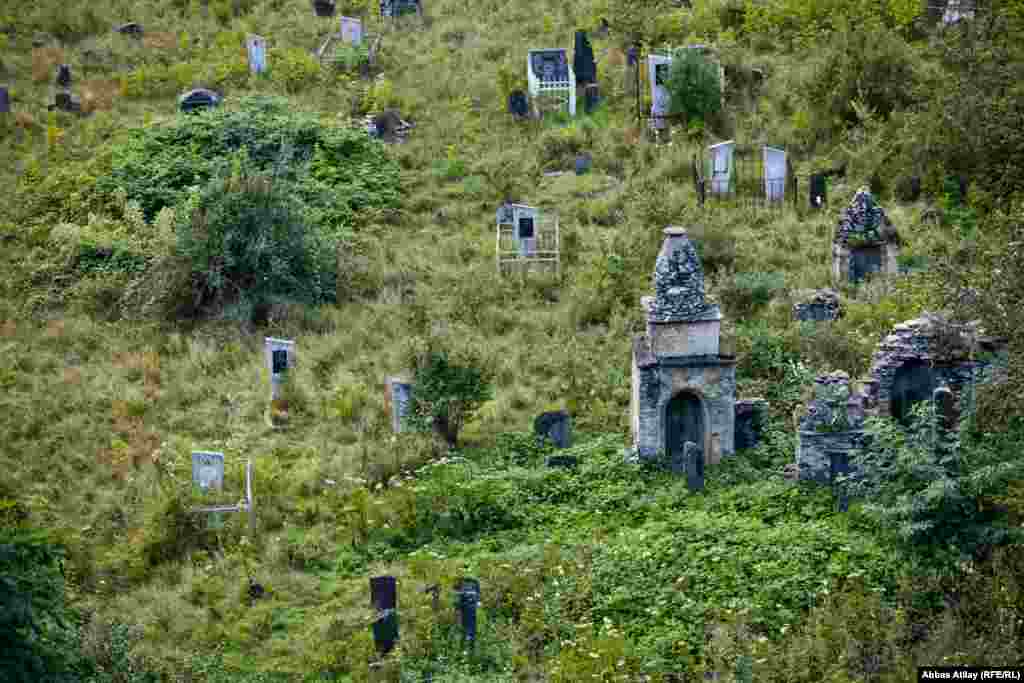 Həmin ərazidəki qədim məzarların üzərindəki kufi xətti ilə yazılan epiqrafik nümunələr bunu bir daha sübut edir. XIII əsrdən başlayaraq Qax ərazisindən köçən insanlar İlisunun kifayət qədər genişlənməsində rol oynamışlar.