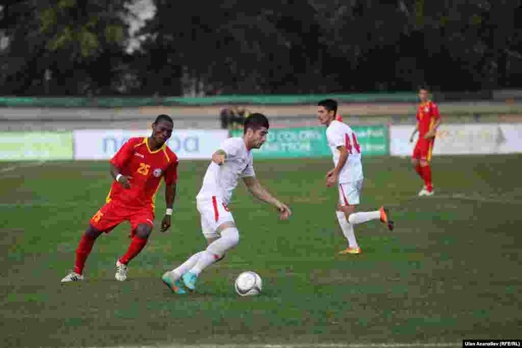 Тажик командасынын коргоочулары мыкты даярдыгын көргөзүшүп, Кыргызстандык чабуулчулардын көпчүлүк чабуулдарын жыйынтыксыз калтырышты.