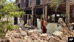 Буддистський монах біля пошкодженої будівлі на території монастиря після землетрусу у М’янмі, 28 березня 2025 року