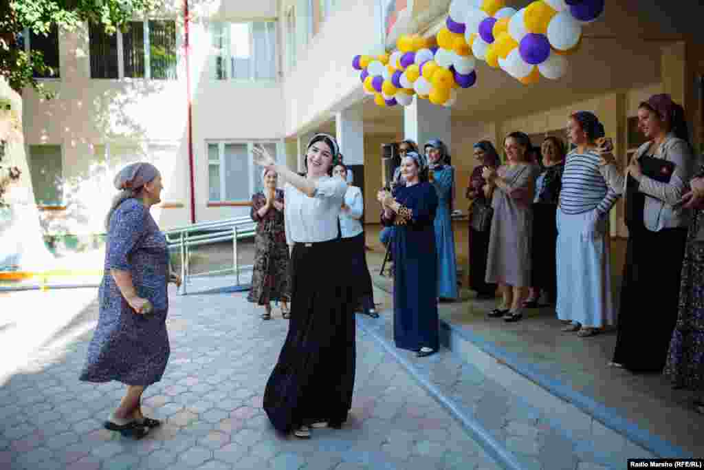 Цхьаццайолчу школийн майданашкахь нохчийн мукъамаш декара...