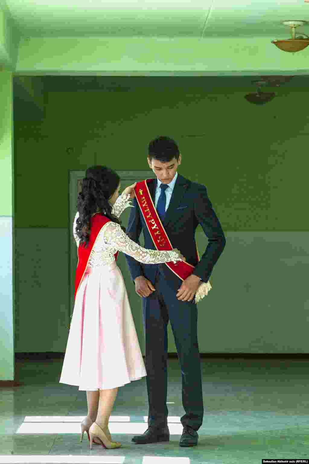 Даярдык көрүп жаткан бүтүрүүчүлөр.