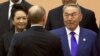 Prezident Wladimir Putin gazak prezidenti Nursoltan Nazarbaýew bilen gürleşýär. Şanhaý, 20-nji maý, 2014.