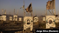 مقبره های تعدادی از هزاره ها که در حملات پی در پی در سال گذشته در افغانستان به ویژه در کابل کشته شده اند 