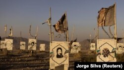 آرشیف - آرامگاه شماری از جوانان هزاره در کابل که در حملات انتحاری و انفجاری کشته شده اند