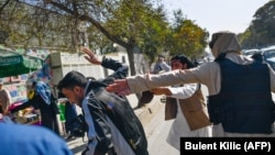 آرشیف، واکنش و حمله شماری از طالبان مسلح بر برخی خبرنگارانی‌که یک تجمع اعتراضی در کابل را پوشش می‌دادند.